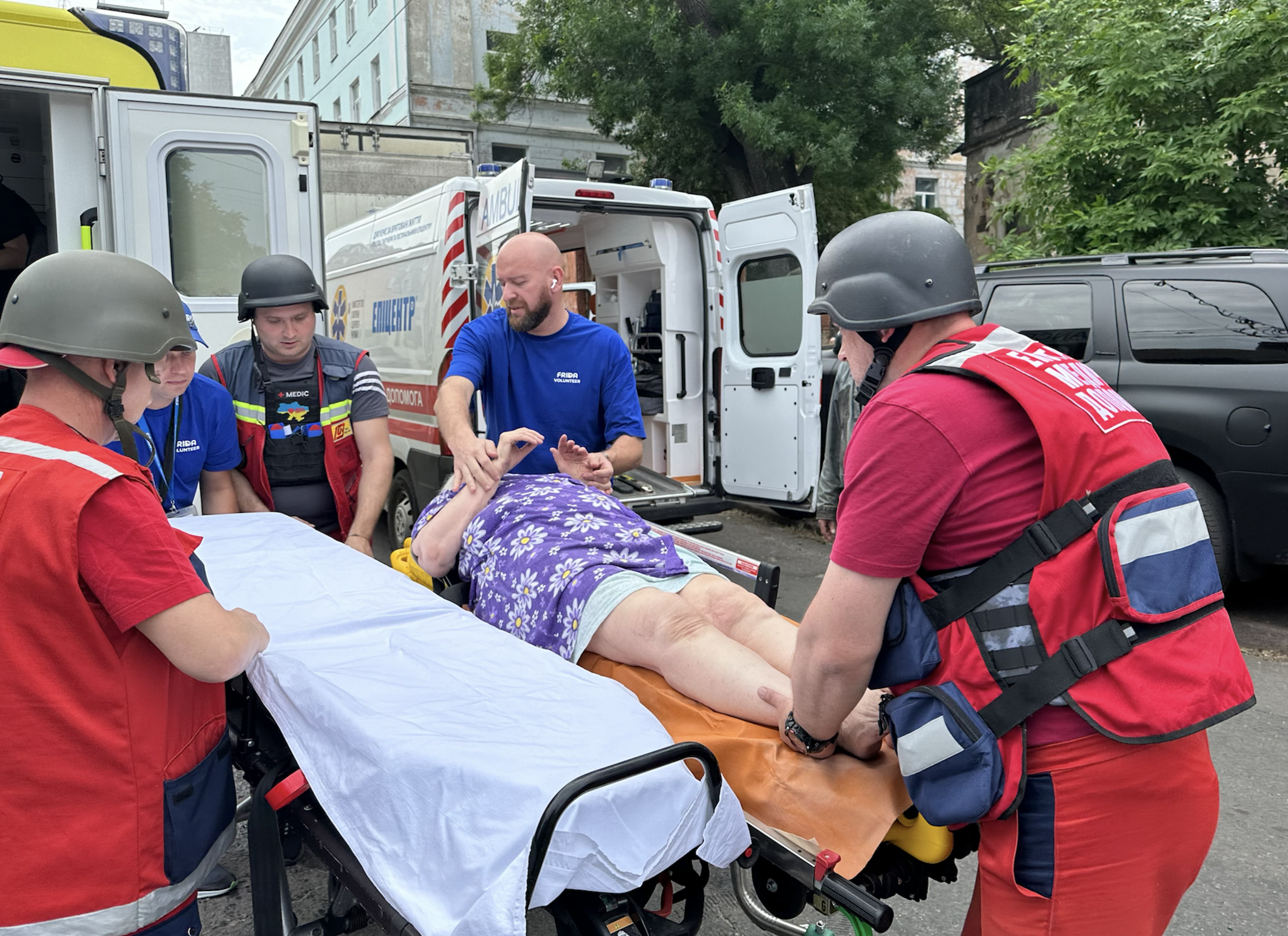 Глава МОЗ зустрівся з рятувальниками та волонтерами місії FRIDA Ukraine у Херсоні